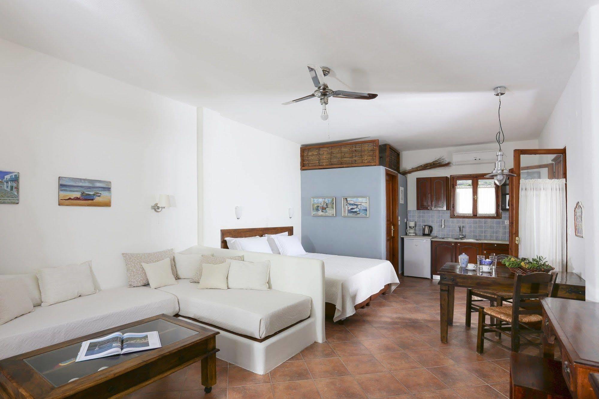 9 Muses - Paros Aparthotel ภายนอก รูปภาพ